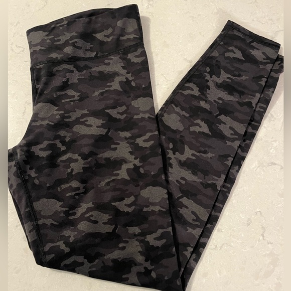 EXCELLENT CONDITION Fabletics Camo Crop Leggings - Picture 1 of 5